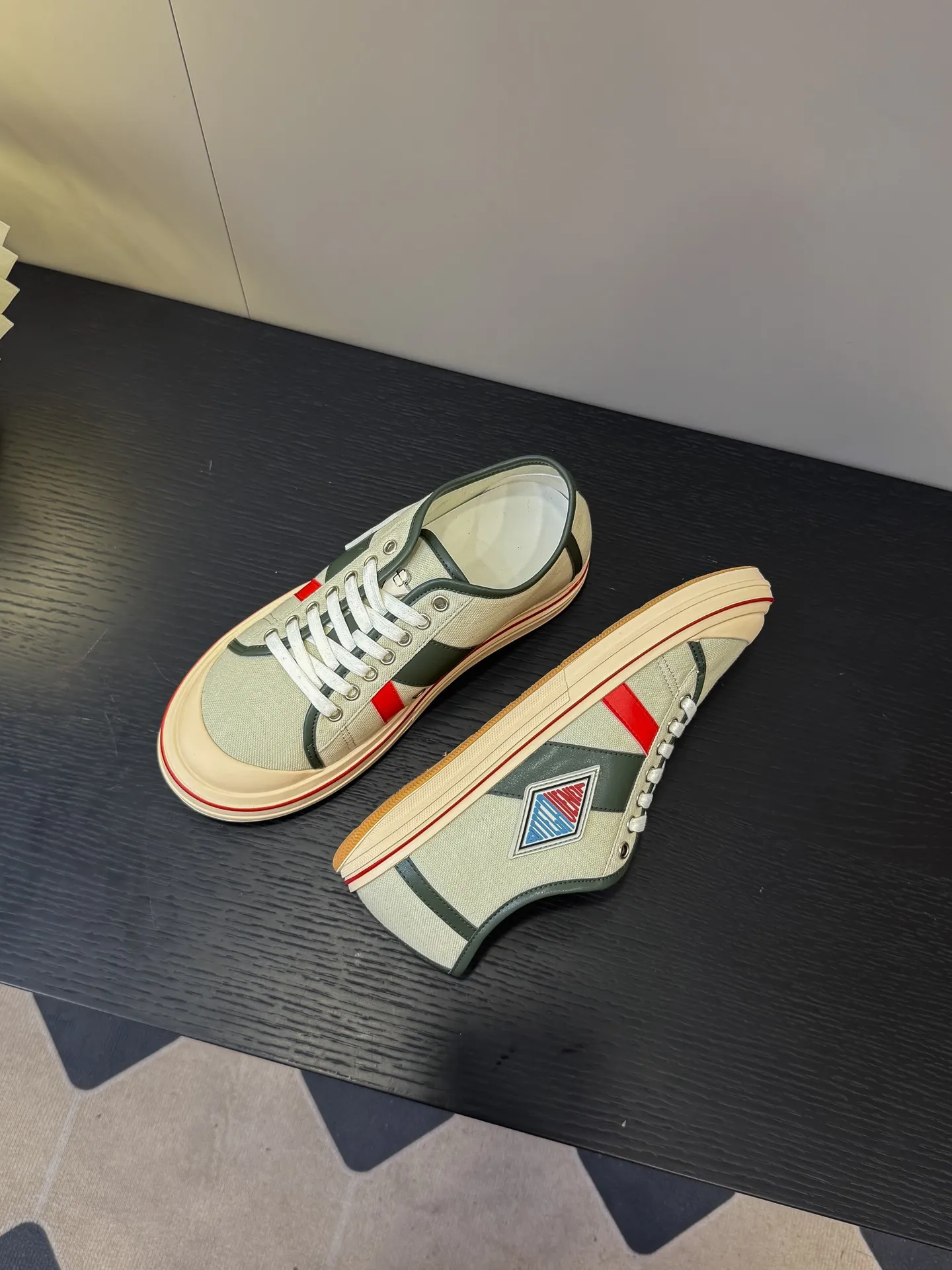 👟👟Ex-factory price 460👟👟 (Men's size +1️⃣0️⃣) BVOrbit's latest 2025 catwalk model, developed 1:1 from the original board, classic color matching elements! This is the biggest highlight of this shoe, eye-catching but not exaggerated design, super cool for daily use, super versatile whether paired with pants, sweaters or skirts, looks good no matter how you wear it, the more you look at it, the more you like it ❗️ Outsole: Original outsole color: 5 colors code number: female 35-40 male 39-44